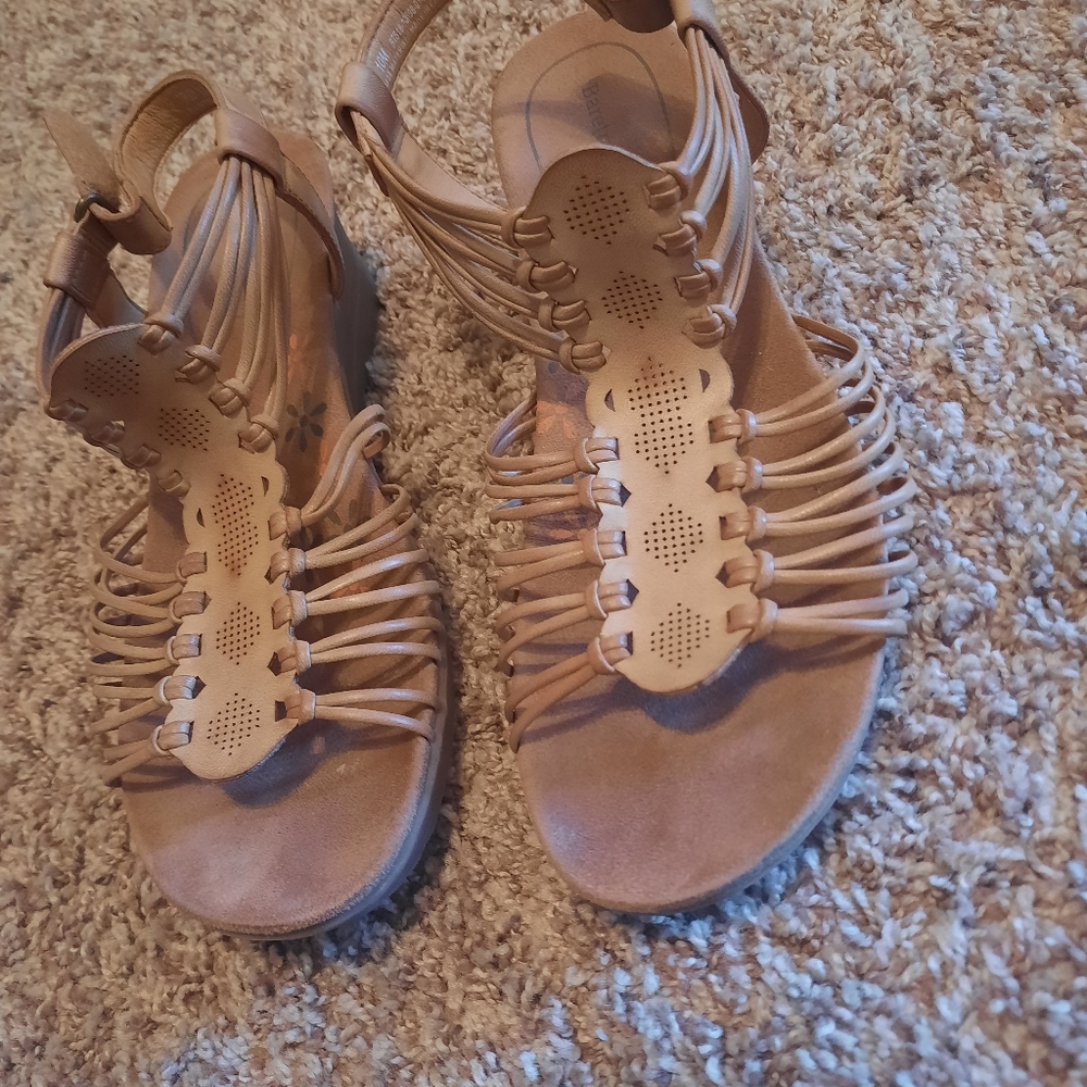 🏖Baretraps sandals